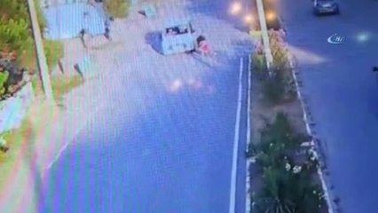 Elinde Telefon ile Ters Şeritte Ölümden Döndü... O Anlar Güvenlik Kamerasında