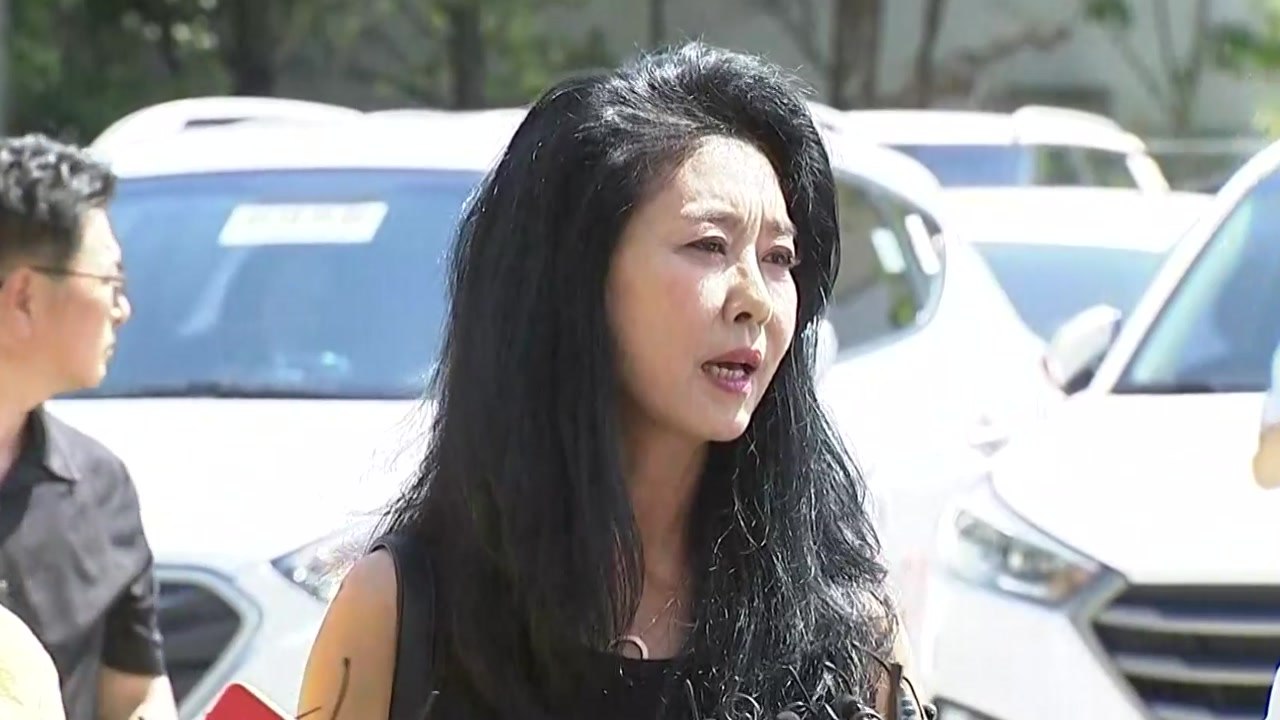 "이재명 법정 세울 것"...김부선, 경찰 출석 30분 만에 조사 거부 / YTN
