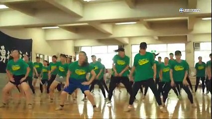 東方神起がサプライズ登場！チアダンス部と共演