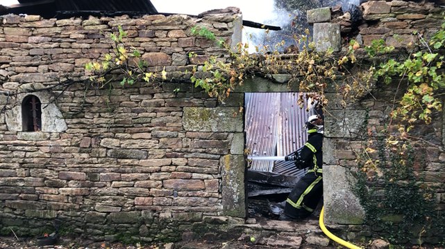 Incendie de deux hangars et une petite maison