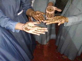 ക്യാമ്പിൽ സിസ്റ്ററുമാർക്ക് മെഹെന്ദി ഇടുന്ന മൊഞ്ചത്തികൾ