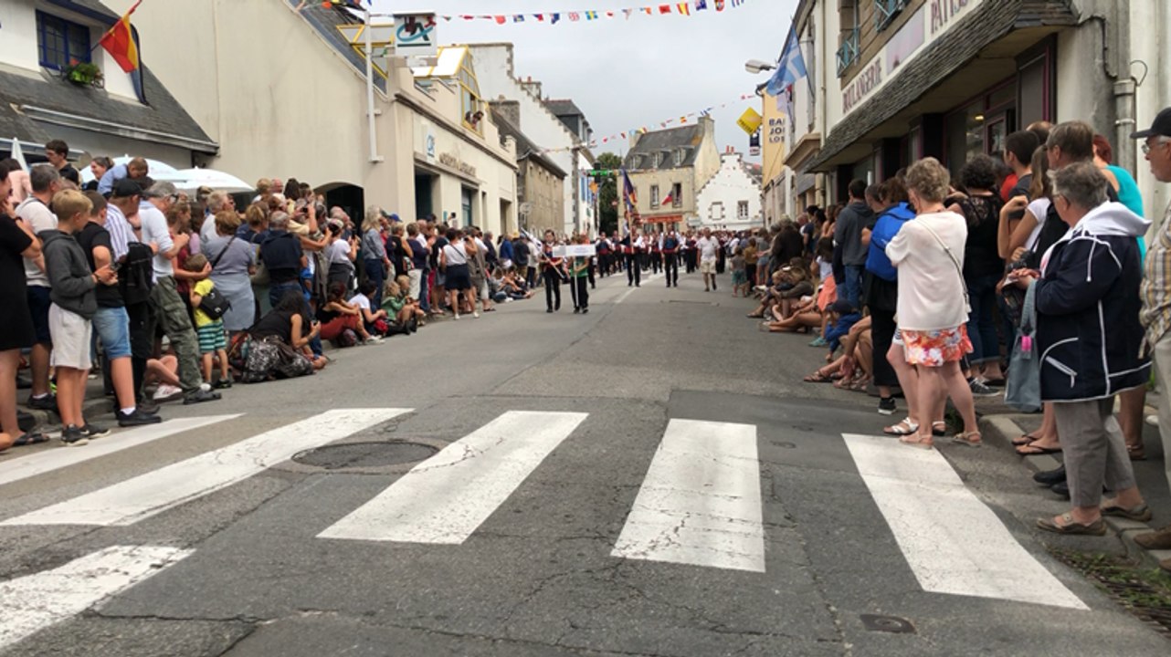 Mondial Folk Plozévet: défilé des nations Fête des binioù