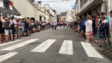 Mondial Folk Plozévet: défilé des nations Fête des binioù