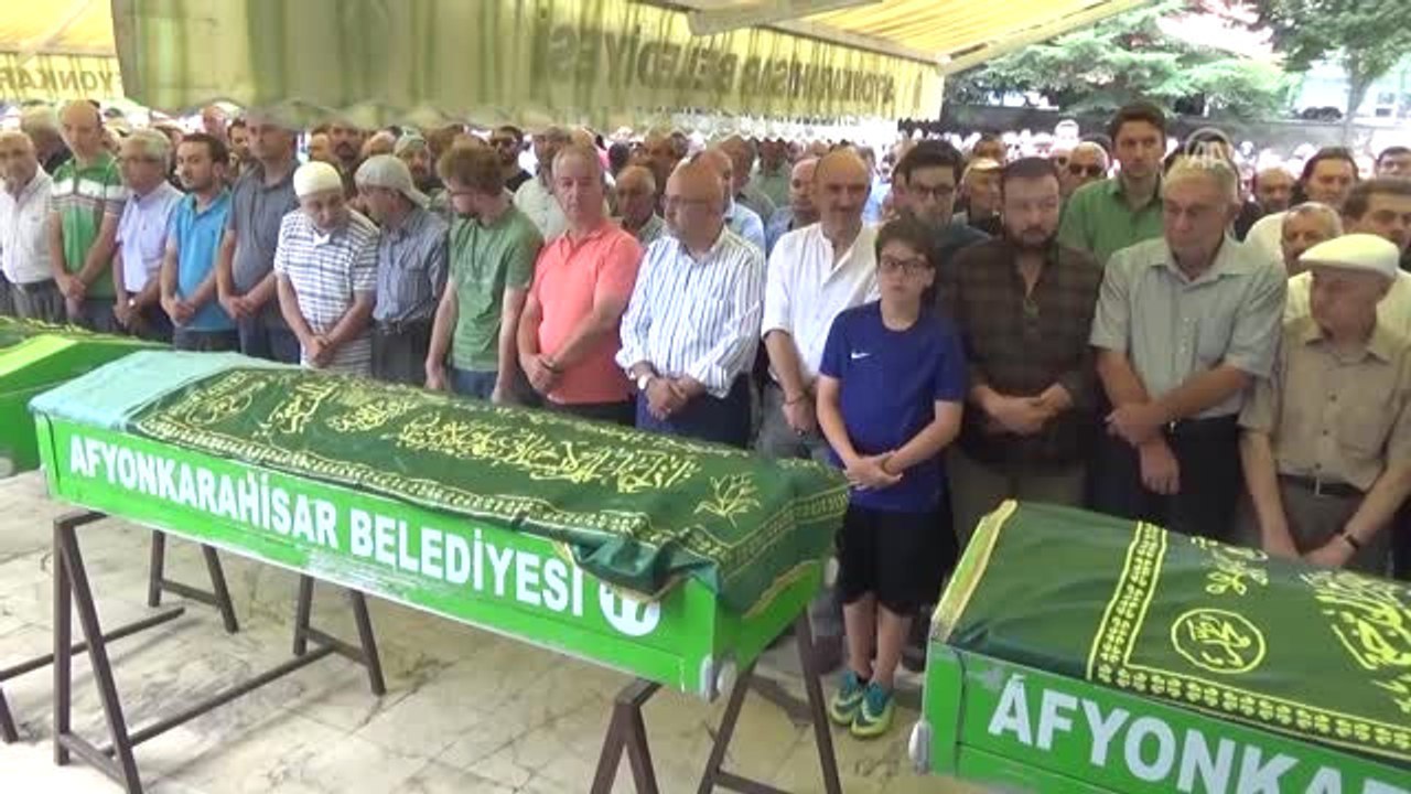 Manisa'daki Trafik Kazasında Hayatını Kaybeden Anne ve Kızının Cenazesi Toprağa Verildi