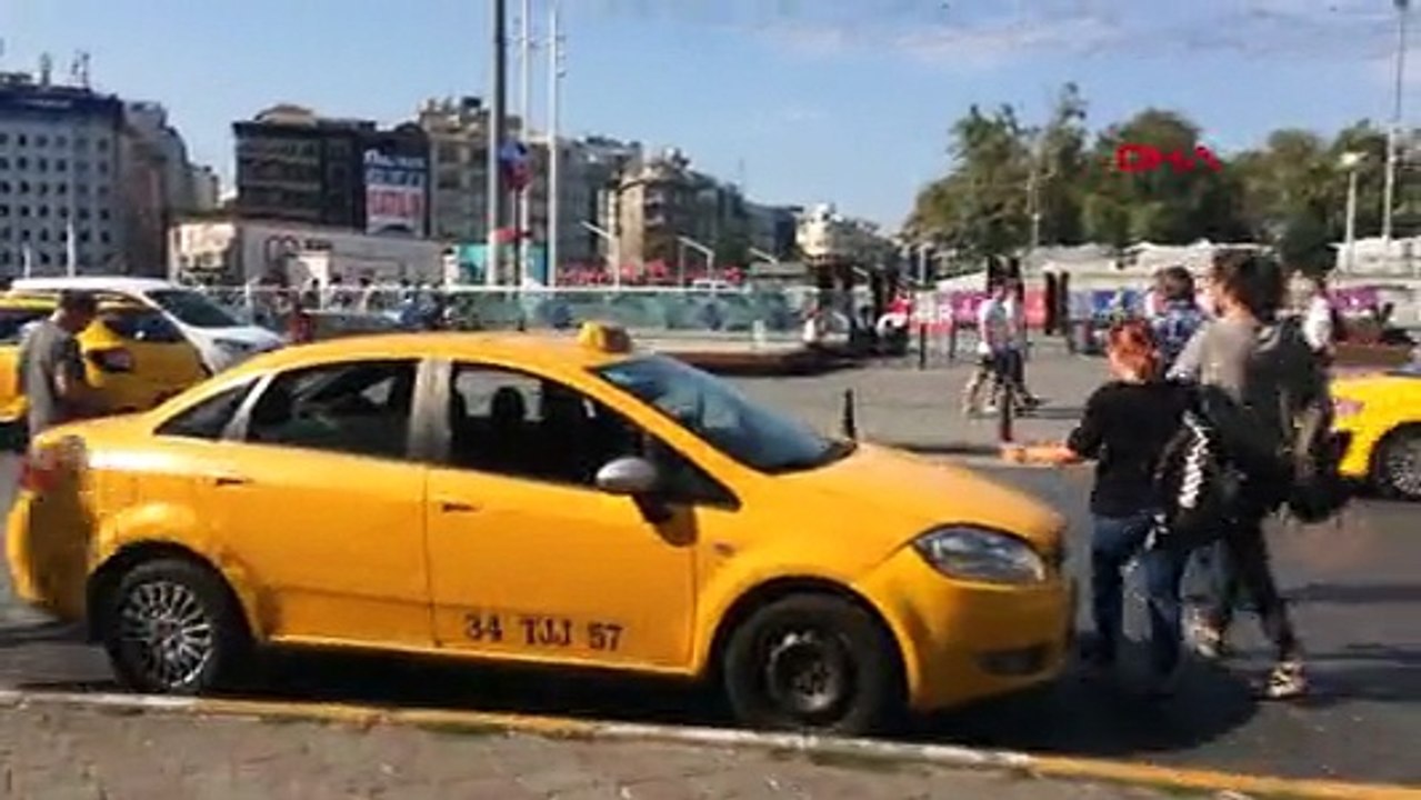 Taksim'de duygu sömürüsüne suçüstü: Engelli derneğinin gazetesini satıp çıkar elde eden 3 kişi gözaltına alındı