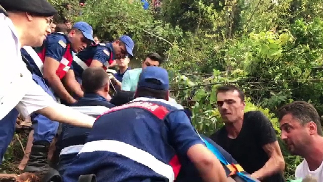 Minibüs şarampole devrildi: 3 ölü 18 yaralı - BARTIN