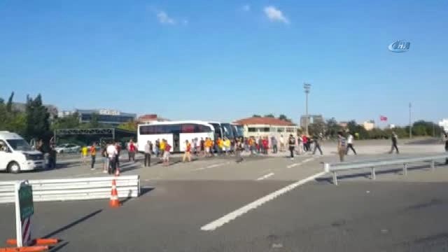 Göztepe Taraftarları Polis Eşliğinde Stada Gönderildi