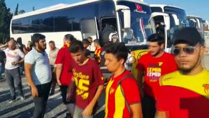 Göztepe taraftarları polis eşliğinde stada gönderildi