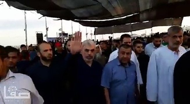 #شاهد| رئيس حركة حماس في #غزة يحيى السنوار أثناء مشاركته بفعاليات مسيرات العودة شرق خانيونس جنوب قطاع #غزة اليوم.