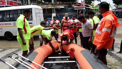 Milhares seguem isolados por inundações na Índia