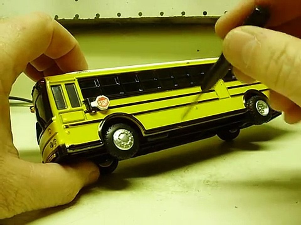 Austins custom THOMAS SAF T LINER HDX diecast school bus model w/ working lights