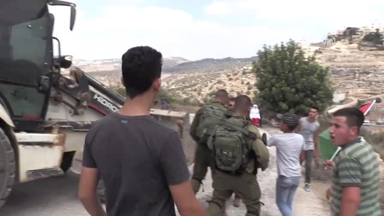 Palestinians Block Road Construction Of Jewish Settlers