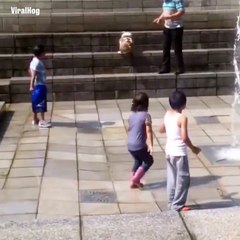 Tải video: Cette fillette ne jouera plus jamais avec les jets de la fontaine... Fail douloureux