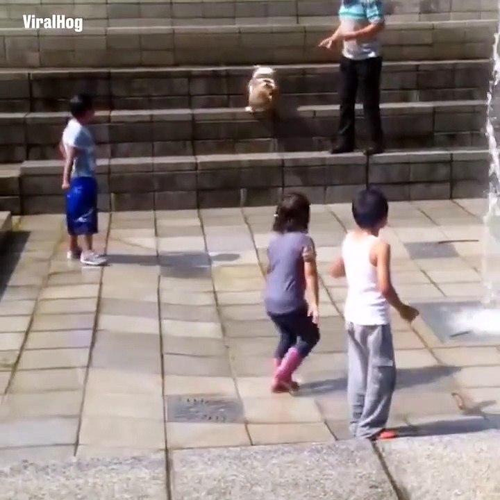 Cette fillette ne jouera plus jamais avec les jets de la fontaine... Fail douloureux