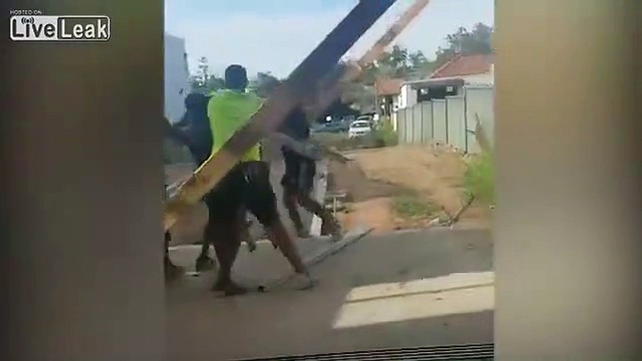 Des ouvriers s'embrouillent  à coups d'échelle de chantier