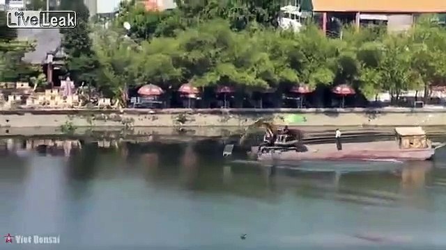 Ce bateau avance grace à un tractopelle de chantier