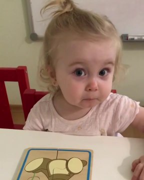 La ruse de cette fillette qui n'arrive pas à terminer son puzzle... Trop mignon