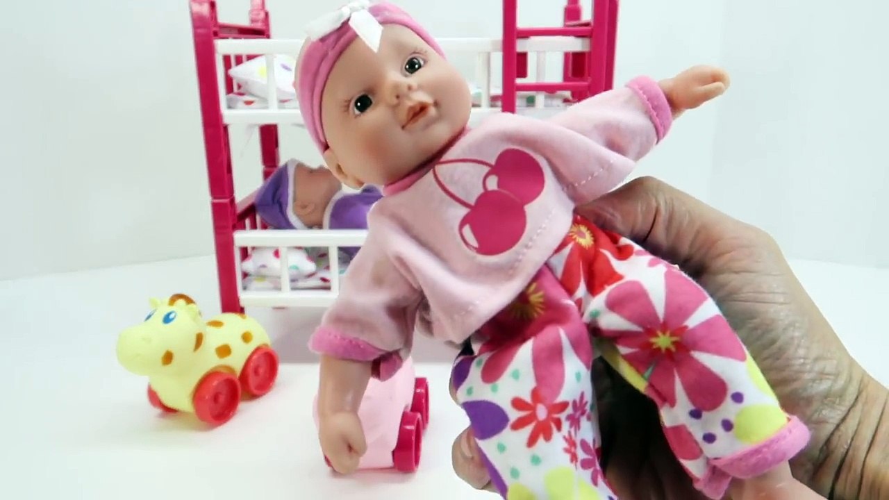 Twin Babies! Pretend Play & Feeding Twin Baby Dolls