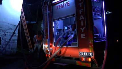 Elektrik Tellerinden Çıkan Yangın 5 Ev ve 3 Ahırı Kül Etti