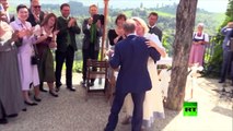بالفيديو: جدل بعد رقصة رومانسية بين بوتين ووزير الخارجية النمساوية في حفل زفافها