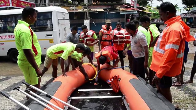 Miles de personas siguen aisladas por las inundaciones en India