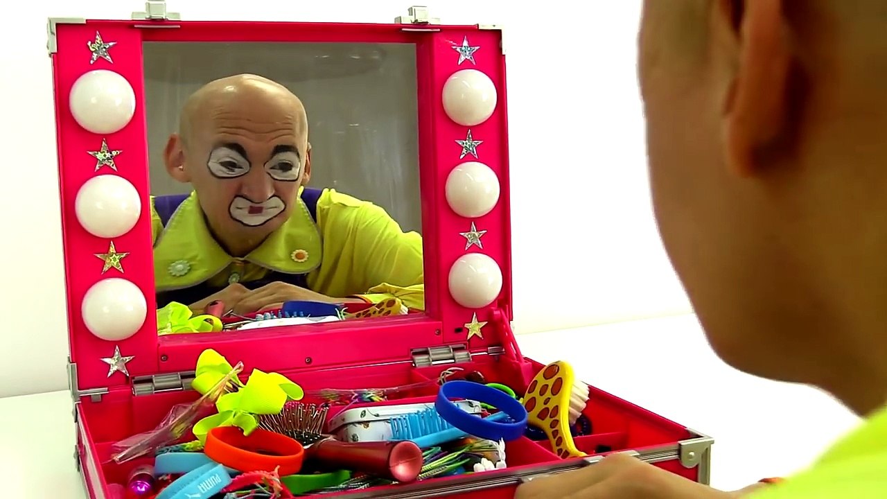 Fun kids videos. Clown on a date.