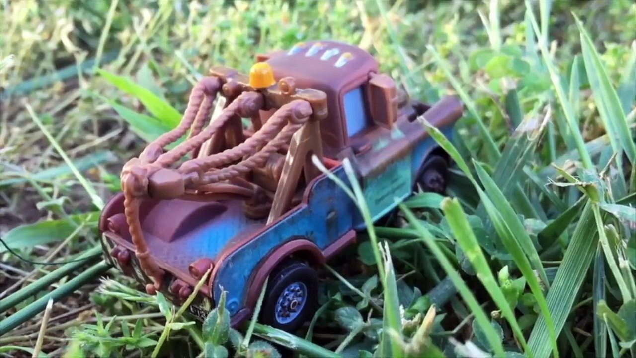 Disney Cars Lightning McQueen & Mater Tror Tipping FUN Chased by FRANK Disney Short Tal