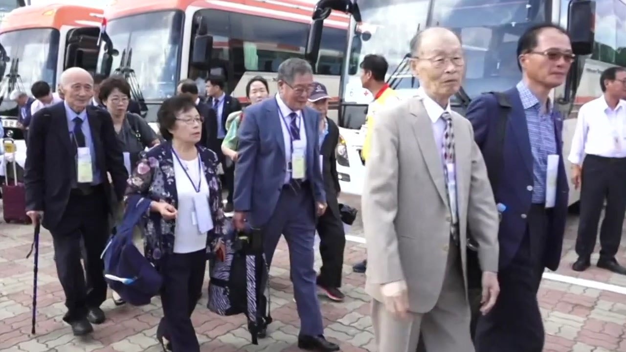 2년 10개월 만의 이산가족 상봉 / YTN