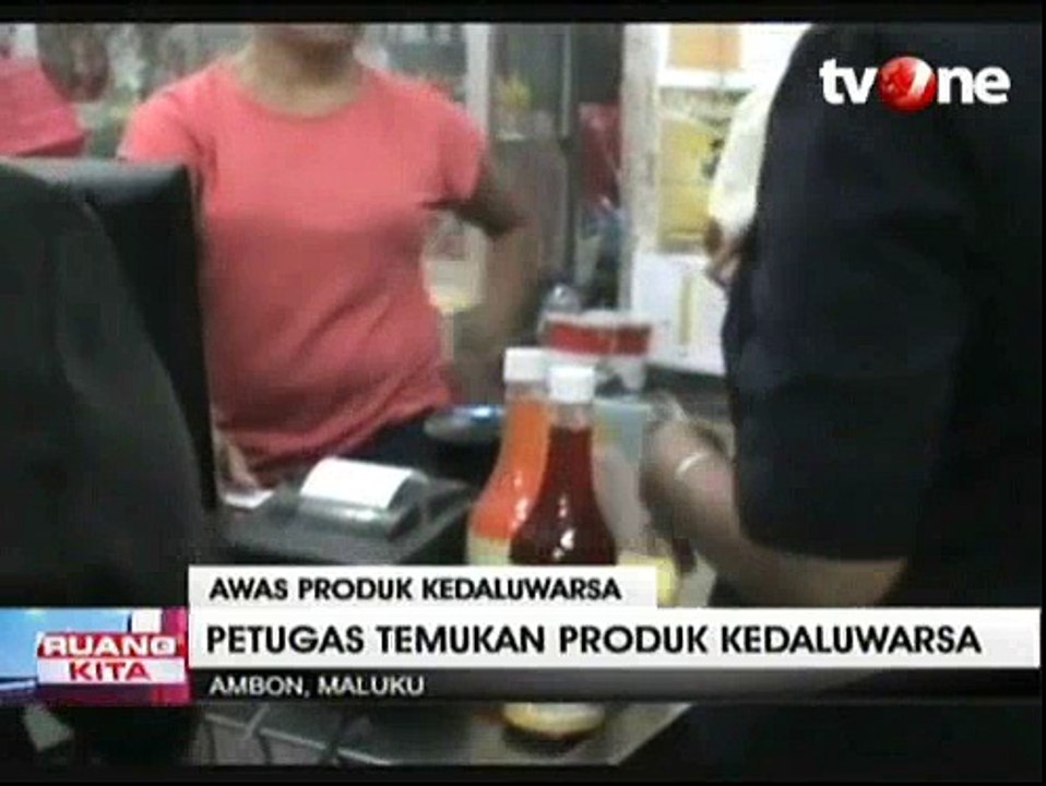 Petugas BPOM Temukan Produk Kedaluwarsa