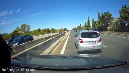 Voiture à l'arrêt sur l'autoroute A7