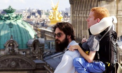 مرضه وكرسيه المتحرك لم يمنعاه من السفر إلى أوروبا وذلك بفضل أصدقائه... ما فعلوه لا يصدق!