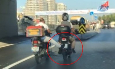 İstanbul trafiğinde görüntülendi: Ayağıyla itti