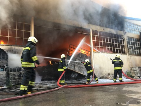 Plastik Ham Madde Deposundaki Yangın Güçlükle Söndürüldü