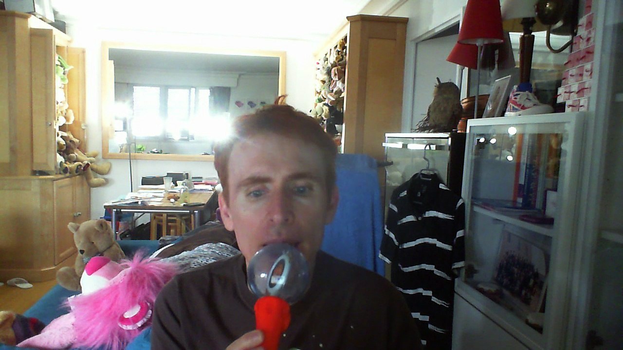 Wiwi égratigne "ton pied mon pied" d'Hervé Nguebo