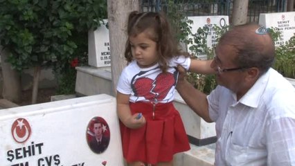 Şehit Babasına Bayram Şekeri Getirdi