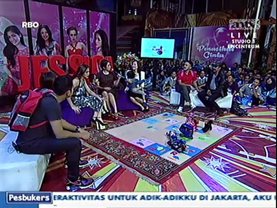 Gaya Artis Cantik Mendidik Anaknya