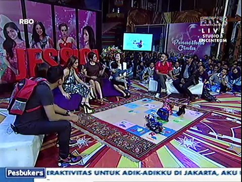 Gaya Artis Cantik Mendidik Anaknya