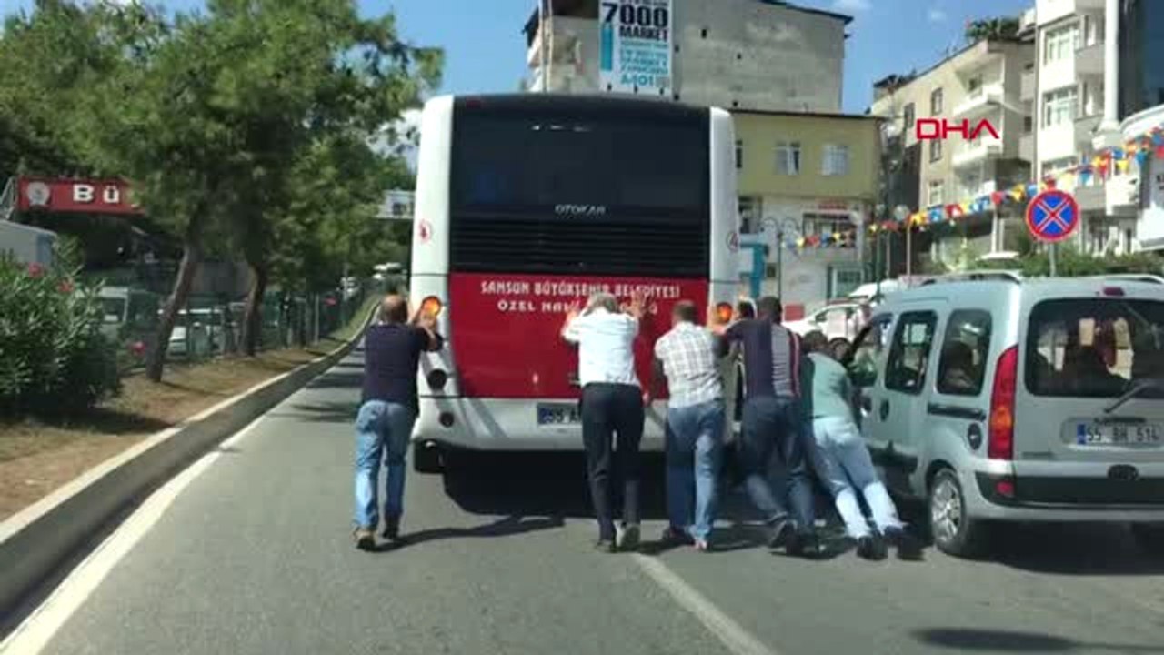 Samsun Yolda Kalan Halk Otobüsünü Yolcular İtti
