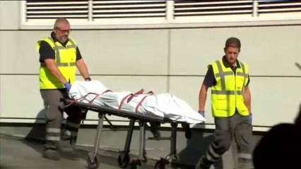 Levantan el cadáver del hombre abatido en la comisaría de Cornellà