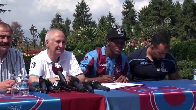 Trabzonspor Nijeryalı oyuncu Anthony Nwakaeme için imza töreni düzenledi