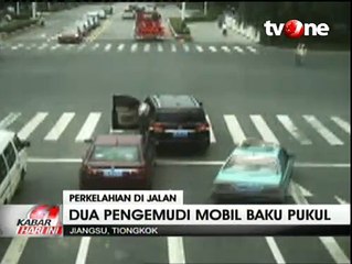 Rekaman CCTV Dua Pengemudi Berkelahi di Jalan Raya