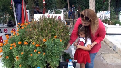 Şehit babasına bayram şekeri getirdi