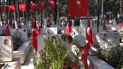 Şehitlikte Hüzünlü Bayramlaşma