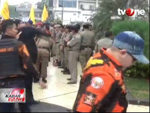 Kantor Wakil Wali Kota Bogor Dilempari Pendemo dengan Tomat