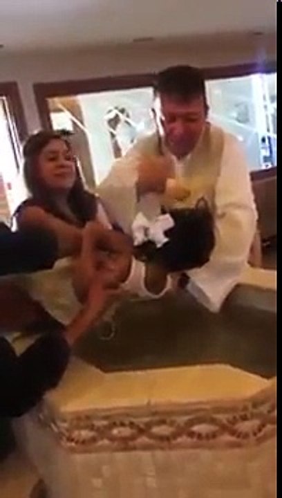Bochorno en el bautizo