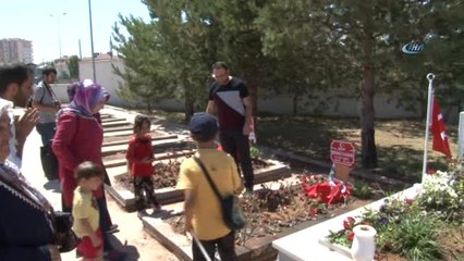 PKK'nın Yola Döşediği Patlayıcı ile Şehit Düşen Bebek ve Annesinin Mezarında Hüzünlü Arefe