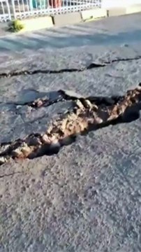 En Indonésie, le dernier séisme a laissé apparaître des fissures béantes sur la route