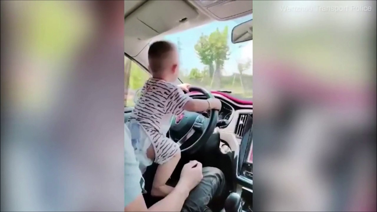 Cette vidéo d'un bébé tenant le volant d'une voiture qui roule sur la voie publique révolte les internautes
