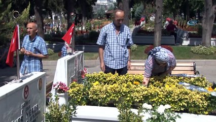 Şehitlikte hüzünlü bayram ziyareti