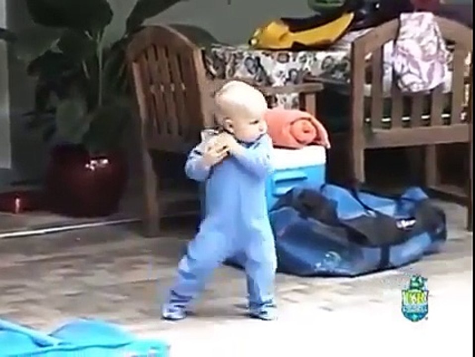 Bebe se cae a la piscina